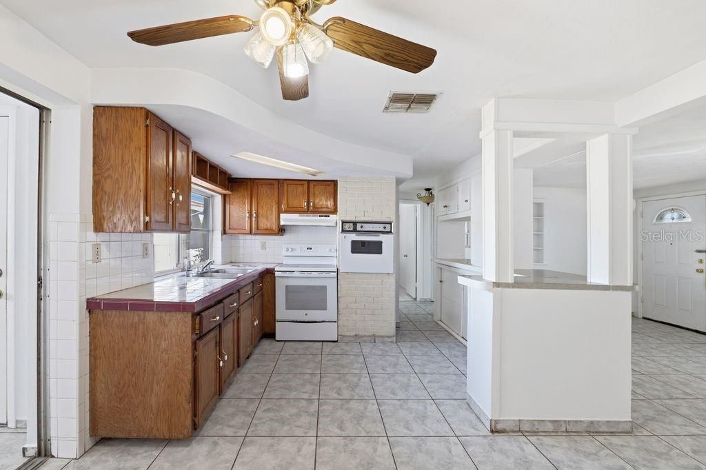 For Sale: $190,000 (2 beds, 1 baths, 908 Square Feet)