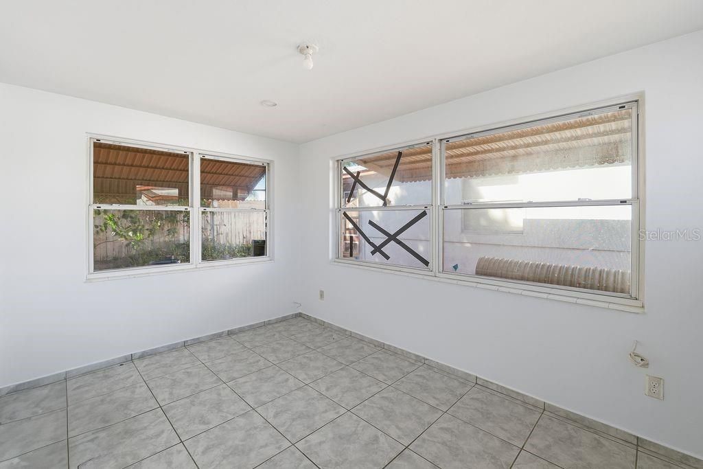 For Sale: $190,000 (2 beds, 1 baths, 908 Square Feet)