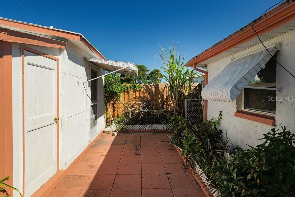 For Sale: $190,000 (2 beds, 1 baths, 908 Square Feet)