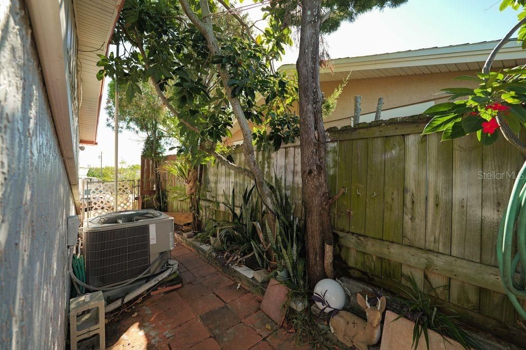 For Sale: $190,000 (2 beds, 1 baths, 908 Square Feet)