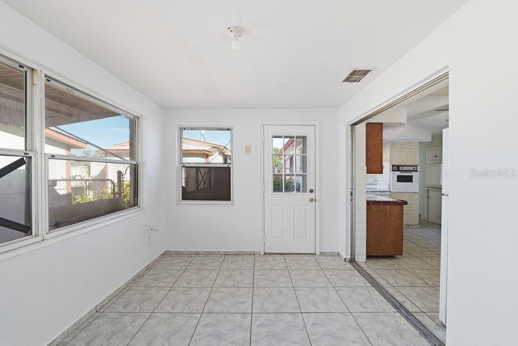 For Sale: $190,000 (2 beds, 1 baths, 908 Square Feet)
