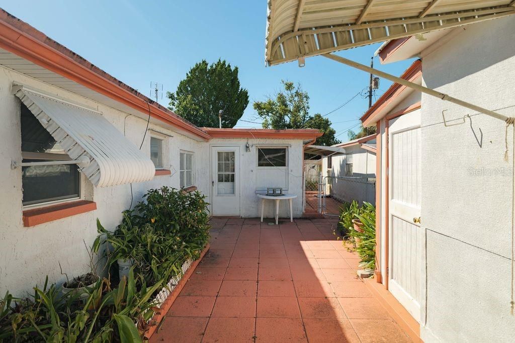 For Sale: $190,000 (2 beds, 1 baths, 908 Square Feet)