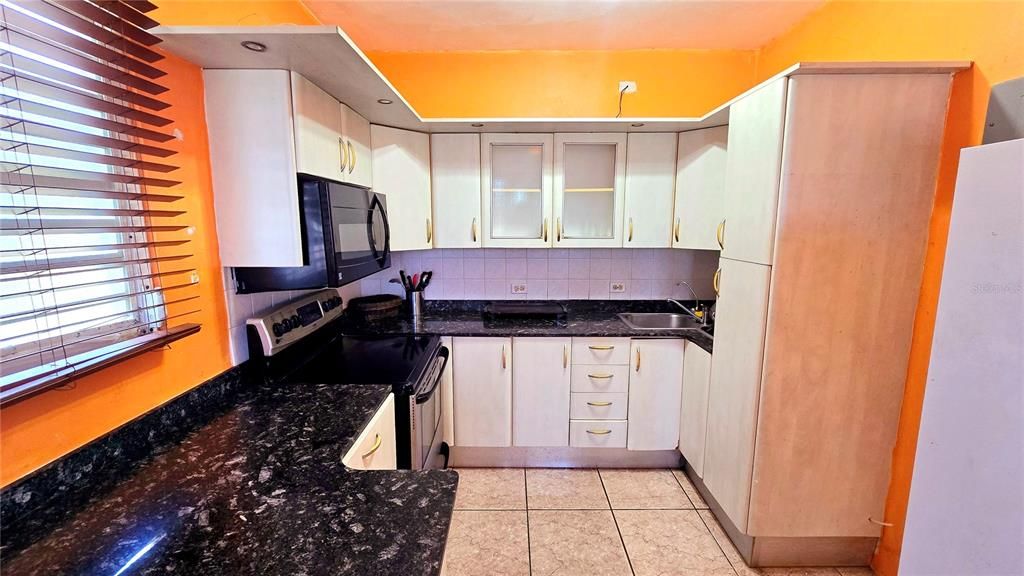 待售: $387,000 (4 贝兹, 4 浴室, 2474 平方英尺)