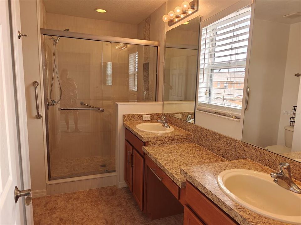 For Rent: $1,999 (3 beds, 2 baths, 1450 Square Feet)