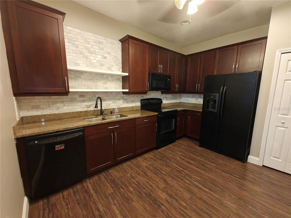 For Rent: $1,999 (3 beds, 2 baths, 1450 Square Feet)