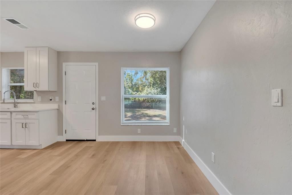 На продажу: $177,500 (3 спален, 1 ванн, 1348 Квадратных фут)