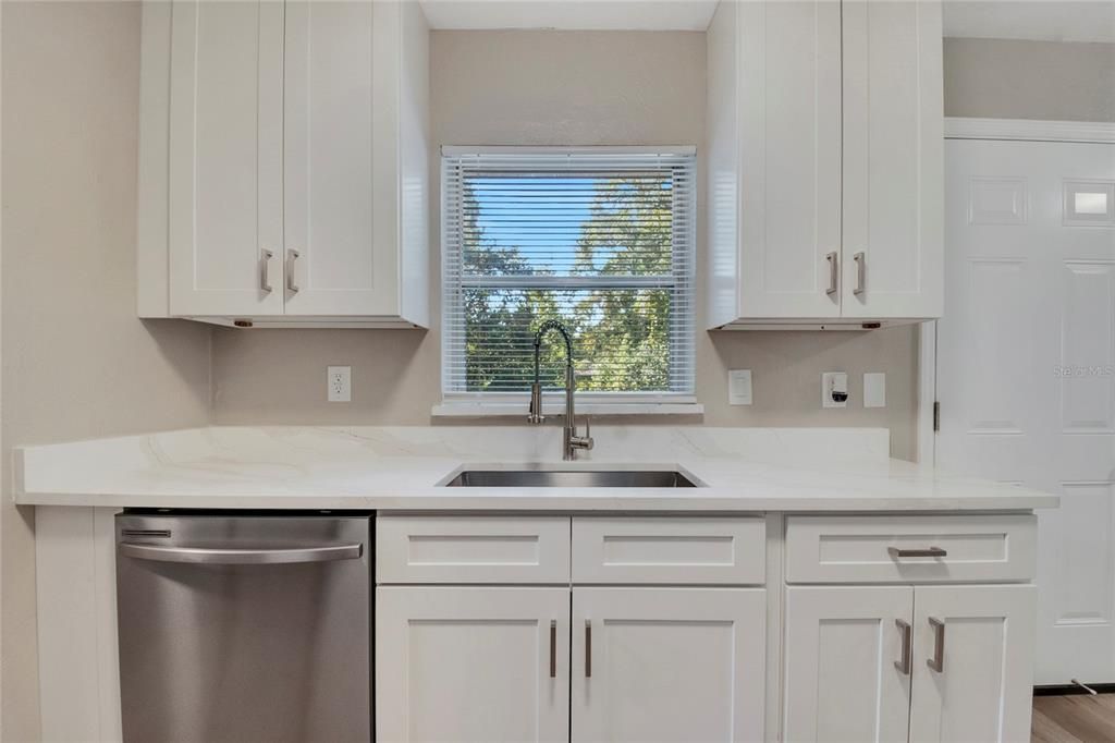 На продажу: $177,500 (3 спален, 1 ванн, 1348 Квадратных фут)