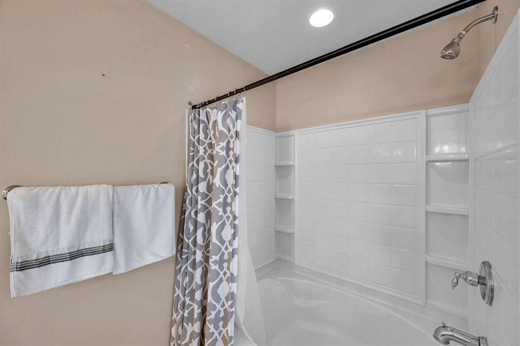 Под контрактом: $312,000 (3 спален, 2 ванн, 1622 Квадратных фут)