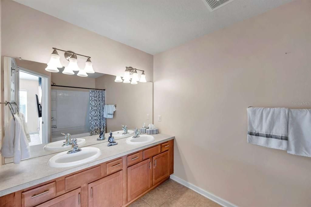 Под контрактом: $312,000 (3 спален, 2 ванн, 1622 Квадратных фут)