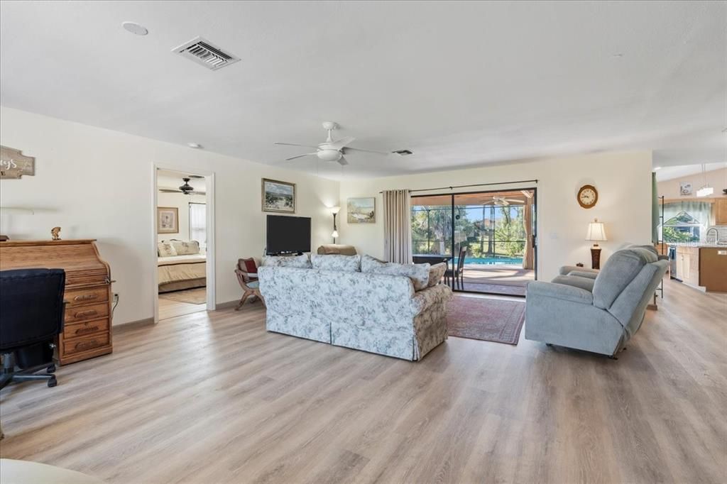 Active With Contract: $399,900 (3 beds, 2 baths, 1778 Square Feet)