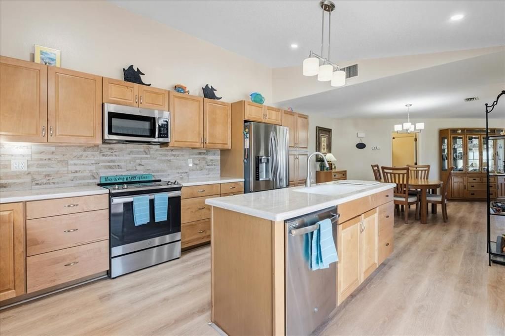 Active With Contract: $399,900 (3 beds, 2 baths, 1778 Square Feet)