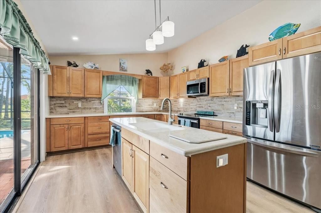 Active With Contract: $399,900 (3 beds, 2 baths, 1778 Square Feet)
