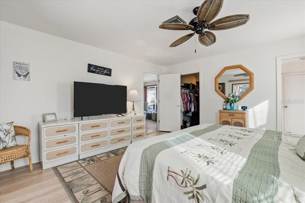 Active With Contract: $399,900 (3 beds, 2 baths, 1778 Square Feet)