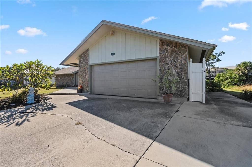 Active With Contract: $399,900 (3 beds, 2 baths, 1778 Square Feet)