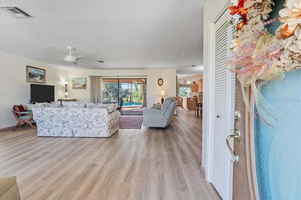 Active With Contract: $399,900 (3 beds, 2 baths, 1778 Square Feet)