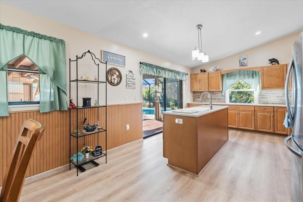 Active With Contract: $399,900 (3 beds, 2 baths, 1778 Square Feet)