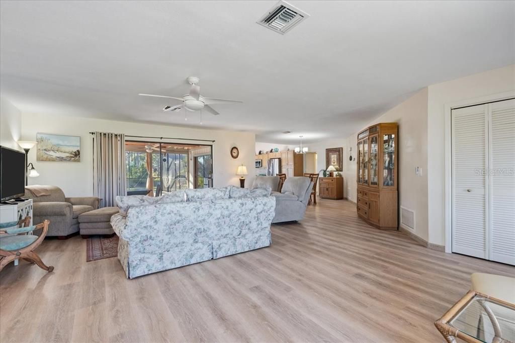 Active With Contract: $399,900 (3 beds, 2 baths, 1778 Square Feet)