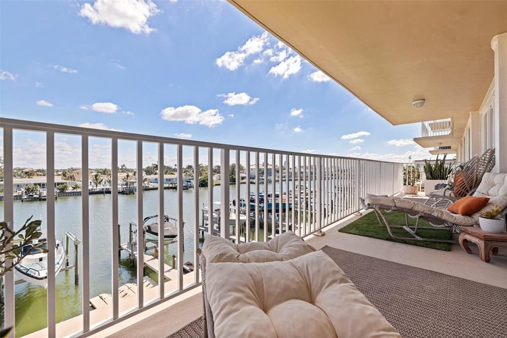 For Sale: $1,075,000 (3 beds, 3 baths, 1960 Square Feet)