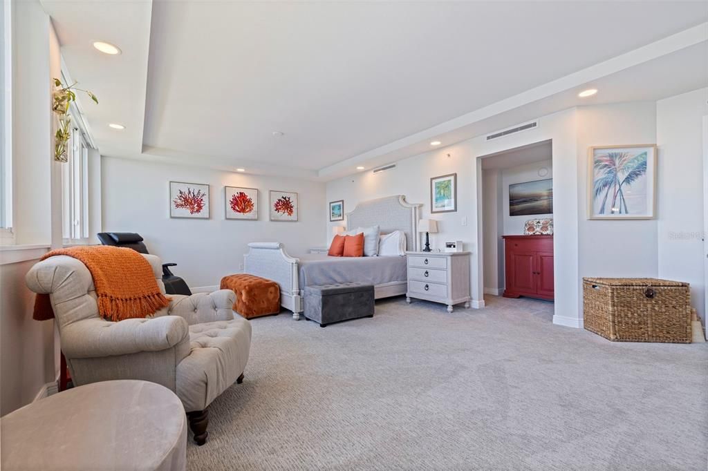 For Sale: $1,075,000 (3 beds, 3 baths, 1960 Square Feet)