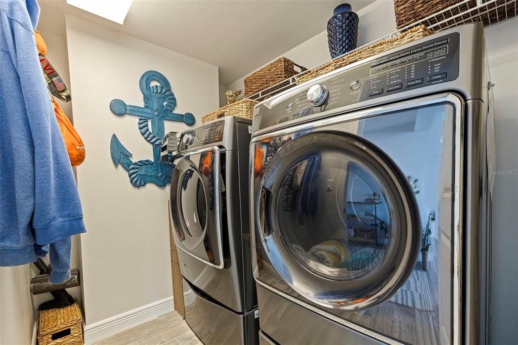 For Sale: $1,075,000 (3 beds, 3 baths, 1960 Square Feet)