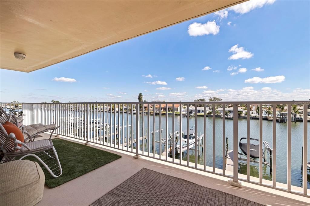 For Sale: $1,075,000 (3 beds, 3 baths, 1960 Square Feet)