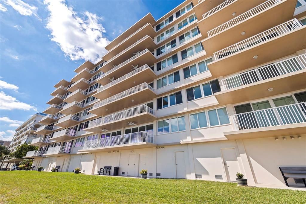 For Sale: $1,075,000 (3 beds, 3 baths, 1960 Square Feet)