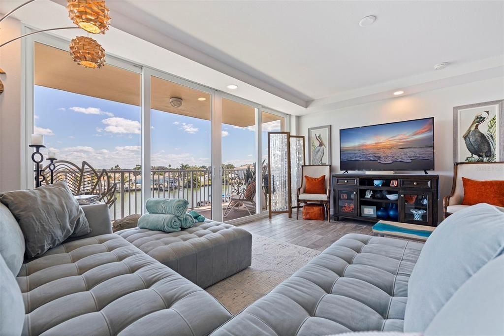 For Sale: $1,075,000 (3 beds, 3 baths, 1960 Square Feet)