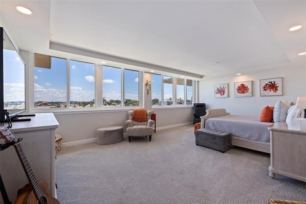 For Sale: $1,075,000 (3 beds, 3 baths, 1960 Square Feet)