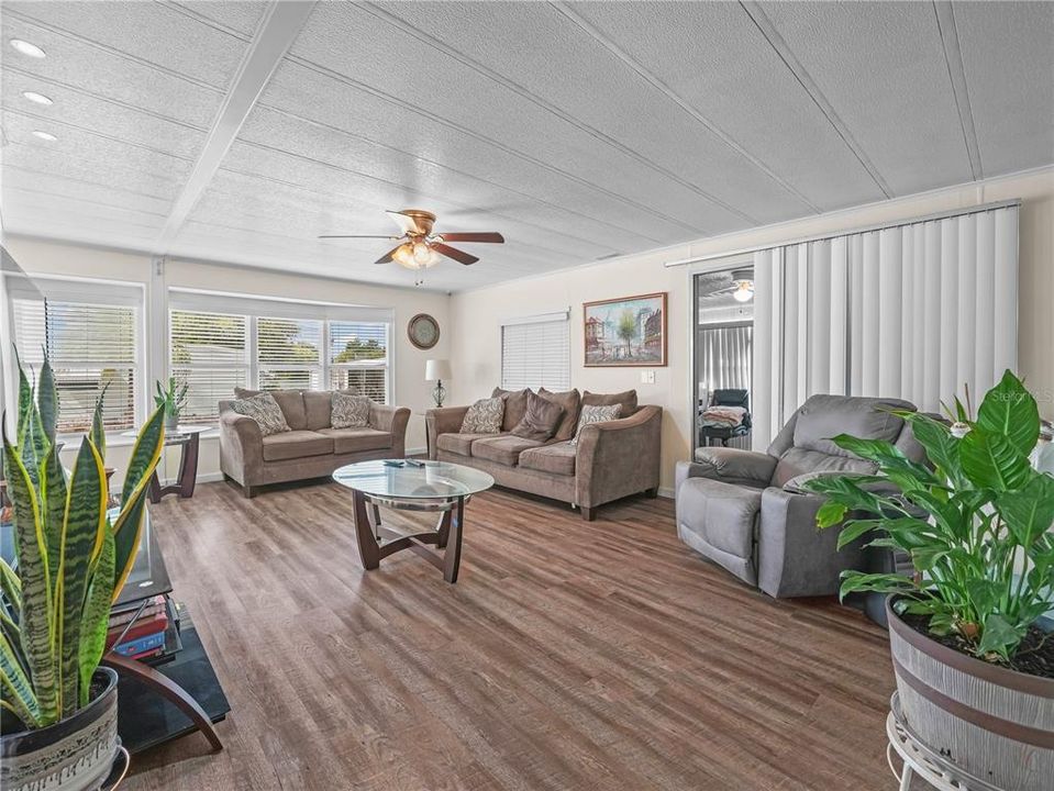 待售: $165,000 (2 贝兹, 2 浴室, 1152 平方英尺)