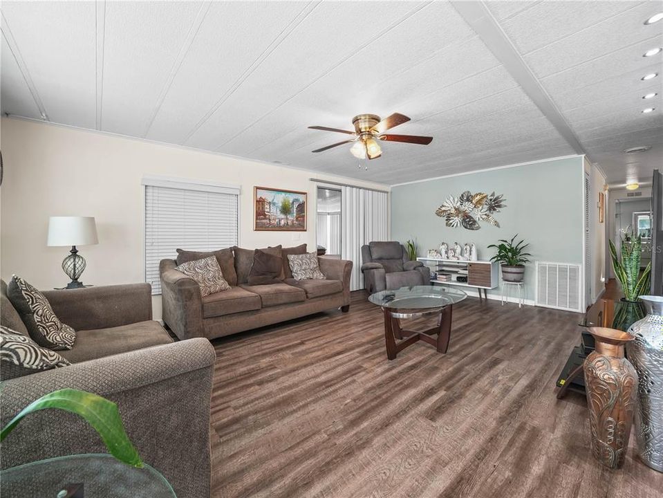 待售: $165,000 (2 贝兹, 2 浴室, 1152 平方英尺)