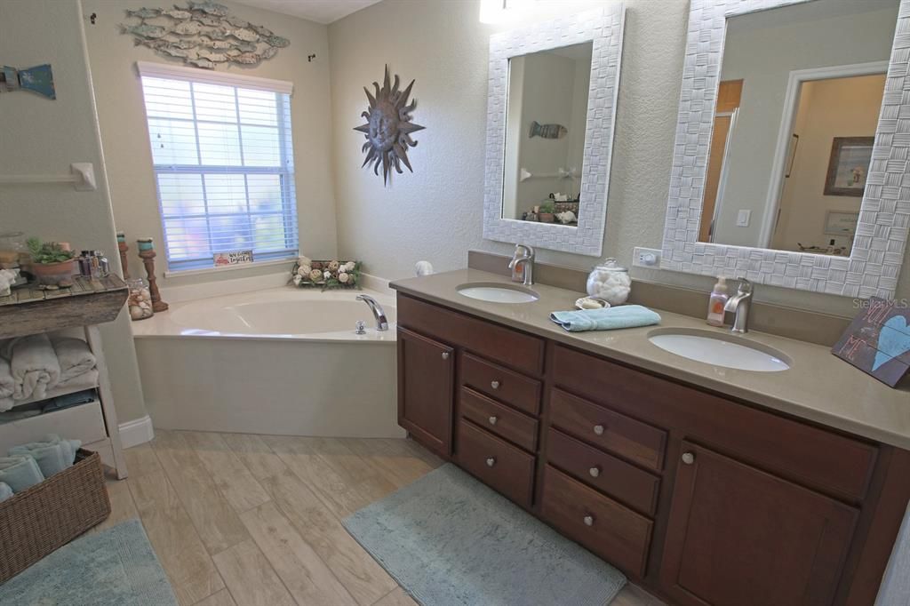 For Sale: $799,900 (3 beds, 2 baths, 2148 Square Feet)