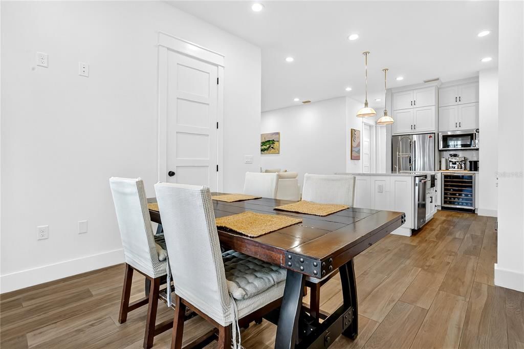 Под контрактом: $879,900 (3 спален, 3 ванн, 2218 Квадратных фут)