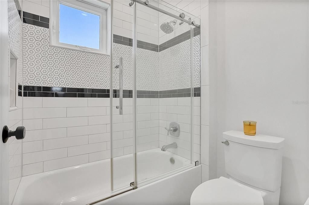 Под контрактом: $879,900 (3 спален, 3 ванн, 2218 Квадратных фут)