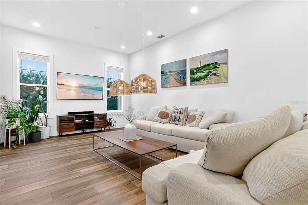 Под контрактом: $879,900 (3 спален, 3 ванн, 2218 Квадратных фут)