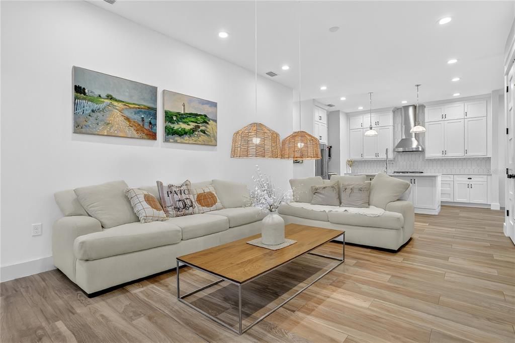 Под контрактом: $879,900 (3 спален, 3 ванн, 2218 Квадратных фут)