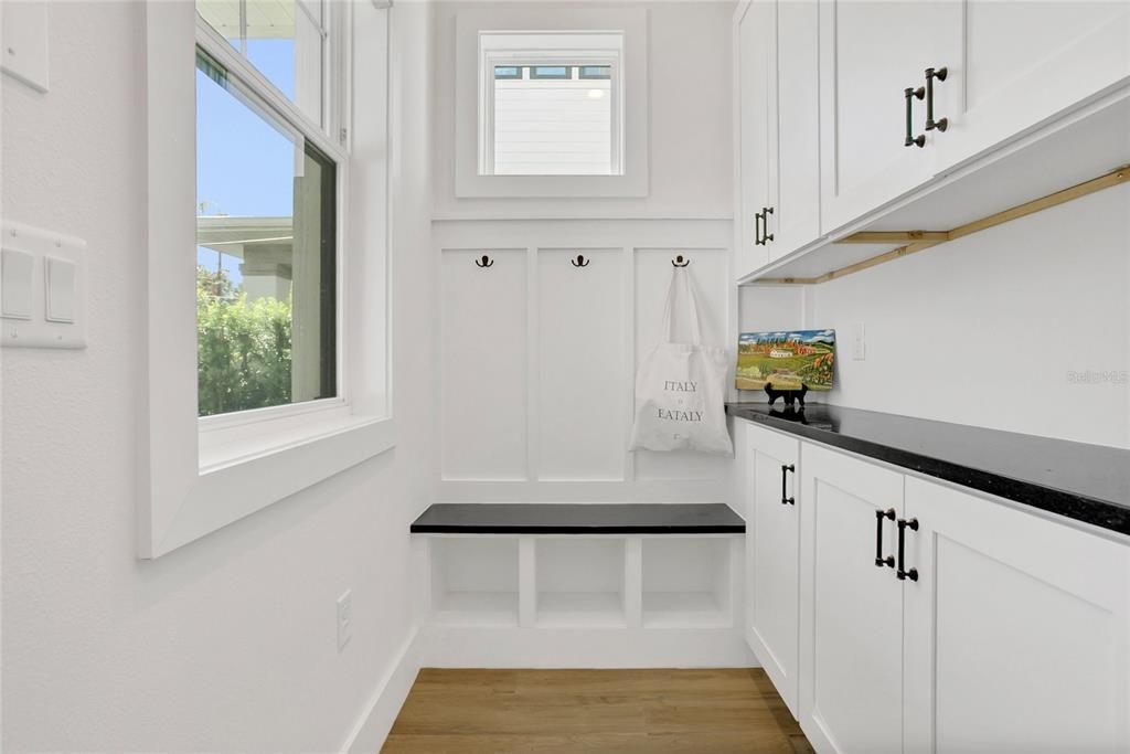 Под контрактом: $879,900 (3 спален, 3 ванн, 2218 Квадратных фут)