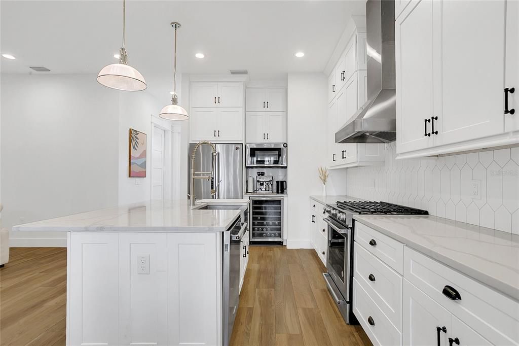 Под контрактом: $879,900 (3 спален, 3 ванн, 2218 Квадратных фут)