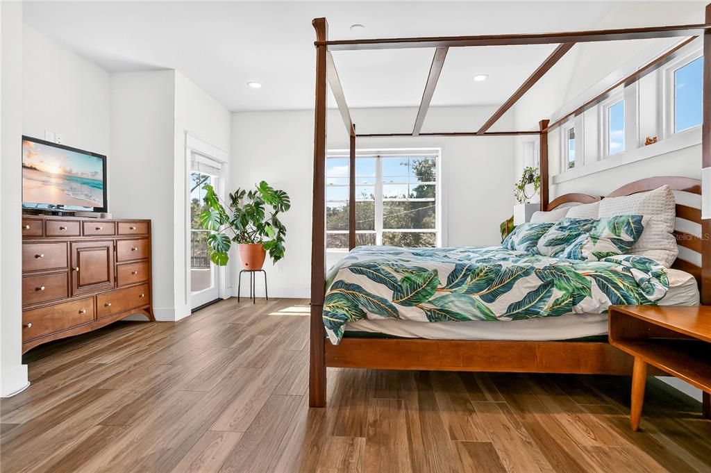 Под контрактом: $879,900 (3 спален, 3 ванн, 2218 Квадратных фут)