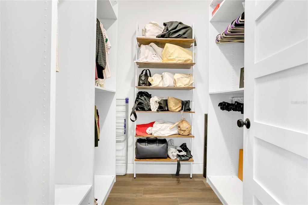 Под контрактом: $879,900 (3 спален, 3 ванн, 2218 Квадратных фут)