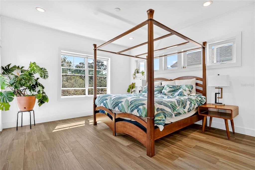 Под контрактом: $879,900 (3 спален, 3 ванн, 2218 Квадратных фут)