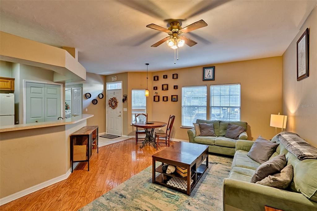 待售: $215,000 (2 贝兹, 2 浴室, 976 平方英尺)