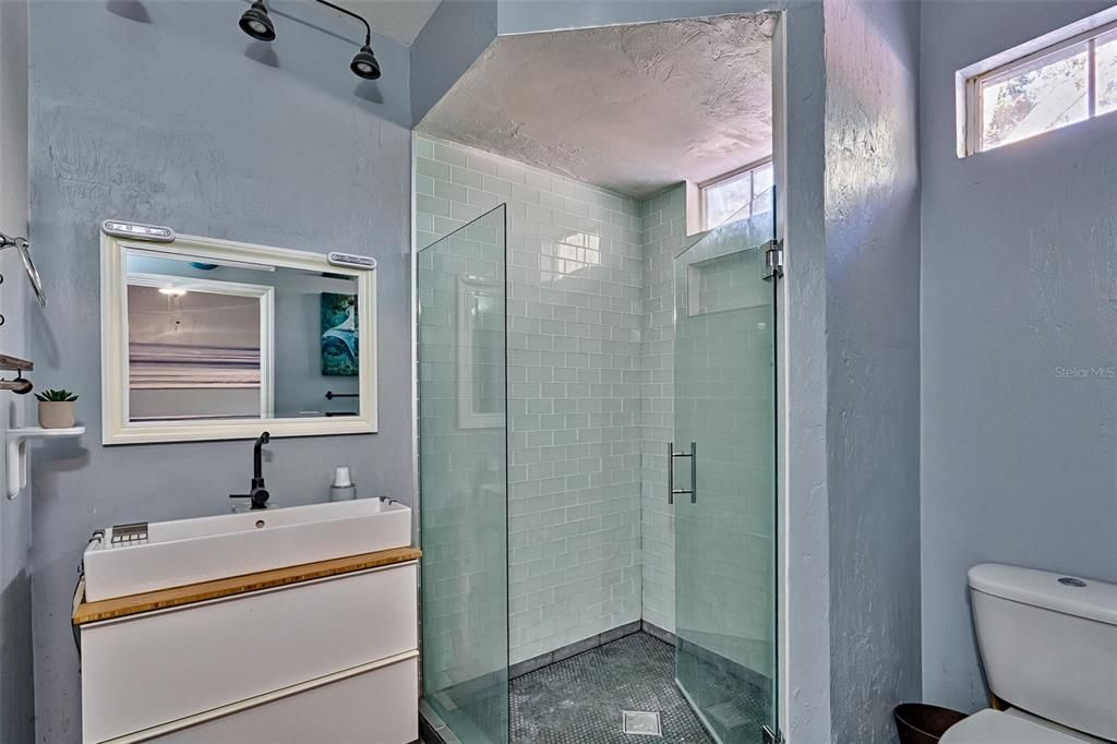 待售: $215,000 (2 贝兹, 2 浴室, 976 平方英尺)