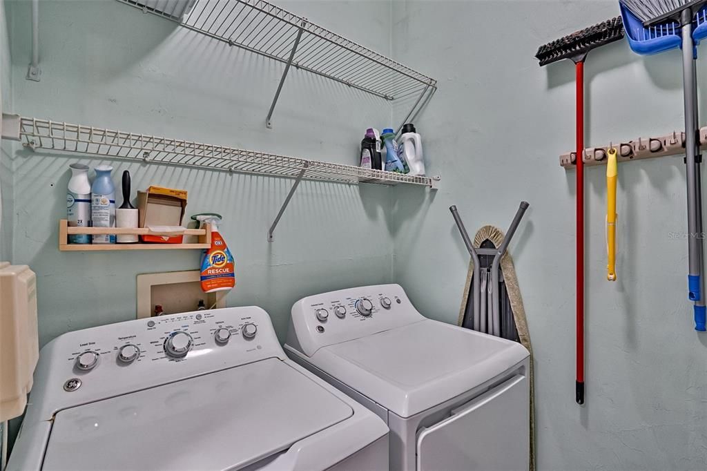 待售: $215,000 (2 贝兹, 2 浴室, 976 平方英尺)