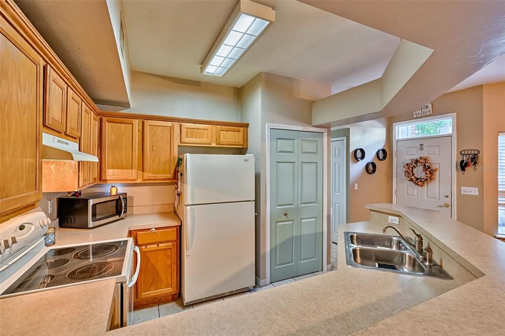 待售: $215,000 (2 贝兹, 2 浴室, 976 平方英尺)