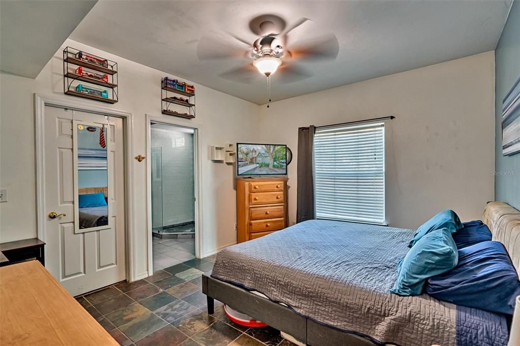 待售: $215,000 (2 贝兹, 2 浴室, 976 平方英尺)