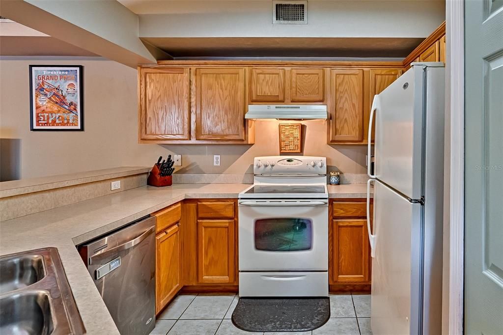 待售: $215,000 (2 贝兹, 2 浴室, 976 平方英尺)