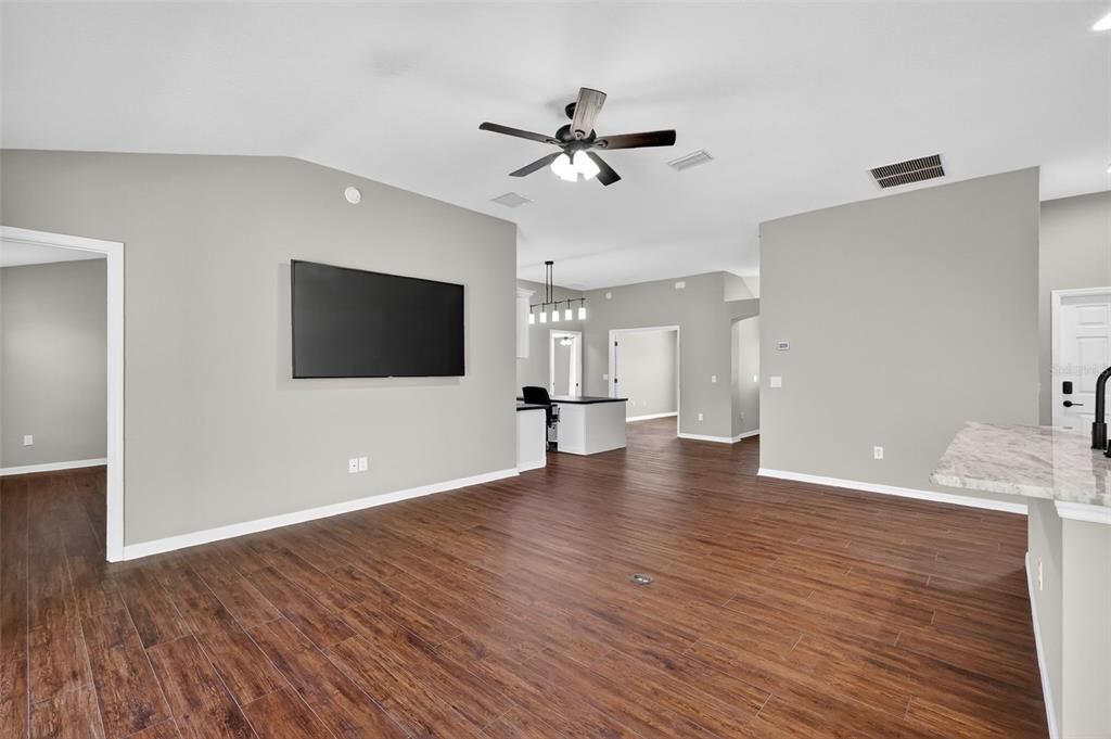 For Sale: $419,000 (3 beds, 2 baths, 1724 Square Feet)