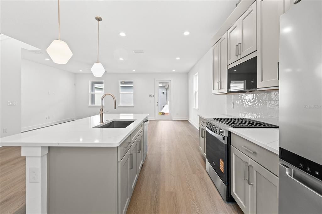 For Rent: $2,550 (3 beds, 2 baths, 1837 Square Feet)