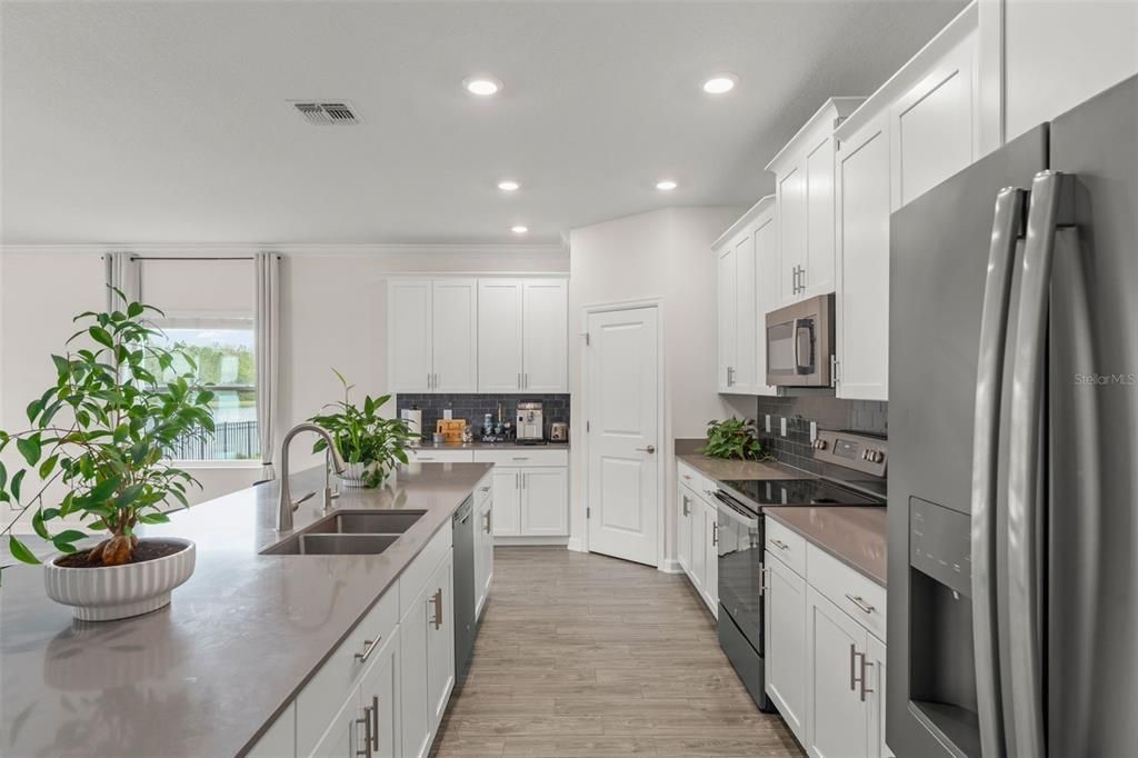 合同活跃: $930,000 (5 贝兹, 3 浴室, 3979 平方英尺)