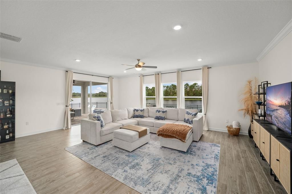 合同活跃: $930,000 (5 贝兹, 3 浴室, 3979 平方英尺)